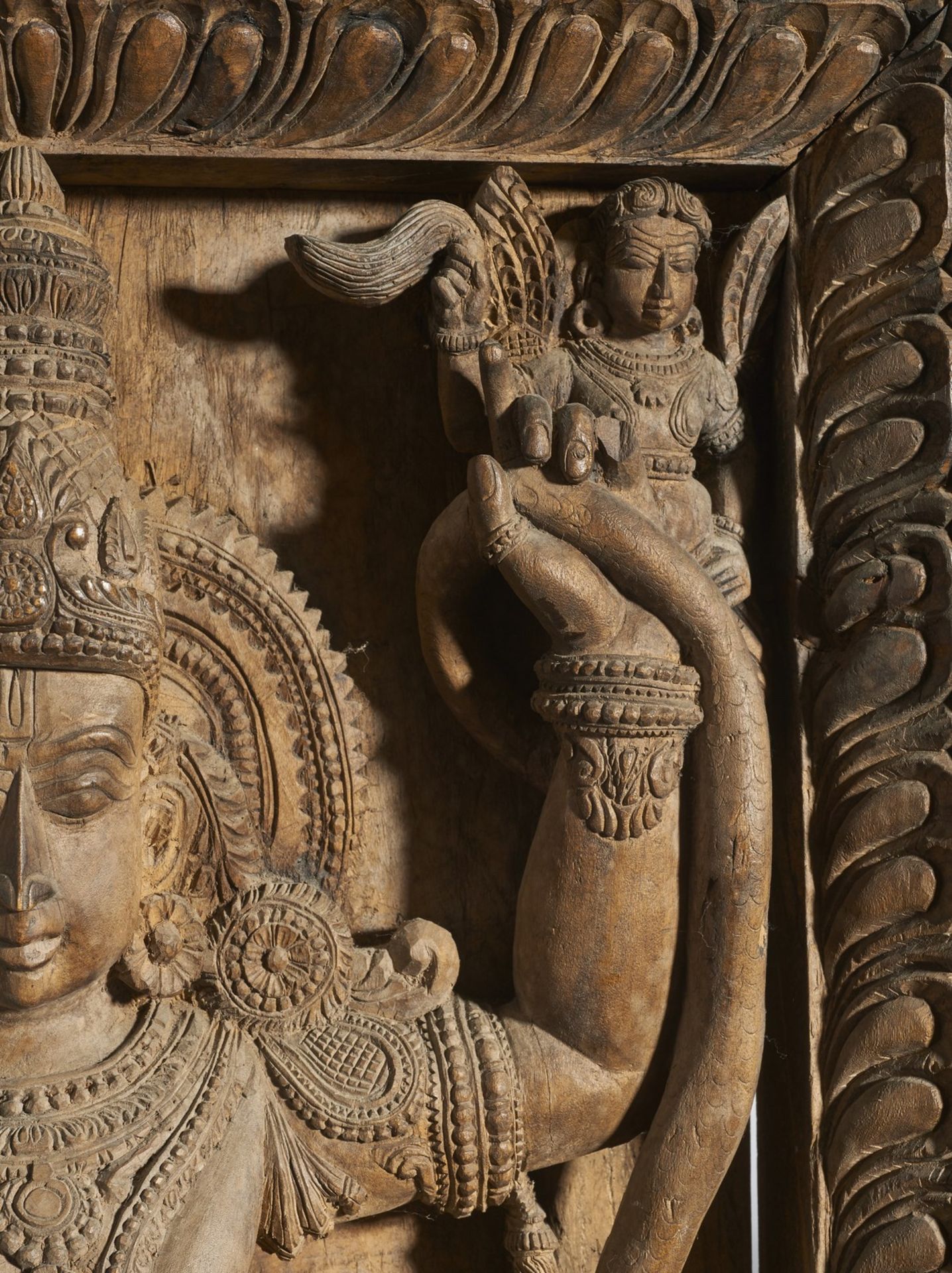 A large wooden carved frieze depicting a dancing deity Southern India, 19th century Cm 57,00 x 97, - Bild 8 aus 9