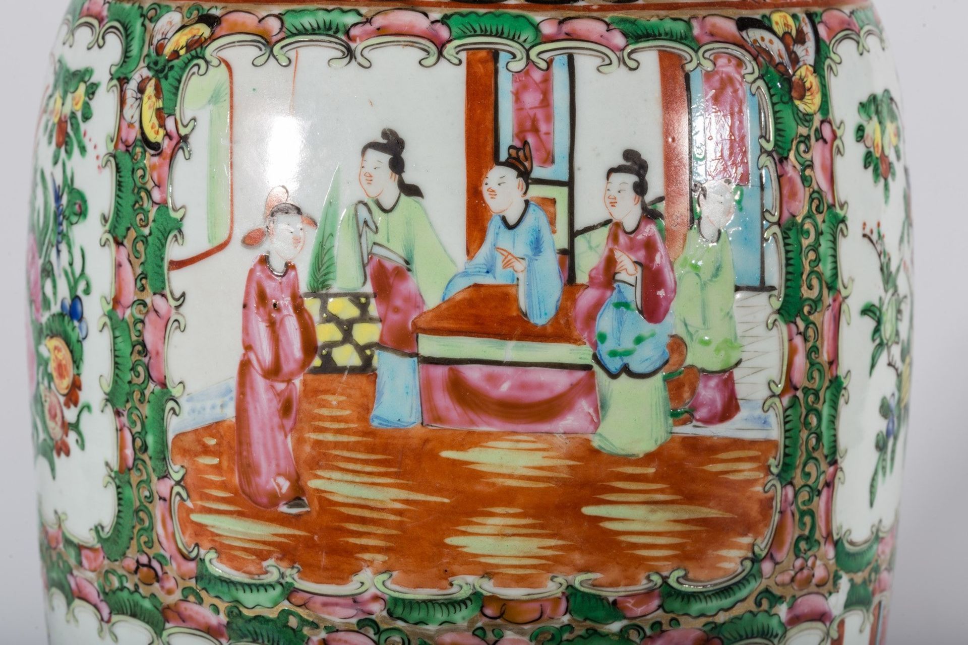 A Canton porcelain baluster vase China, Qing dynasty, 19th century Cm 19,00 x 45,50 - Image 2 of 4