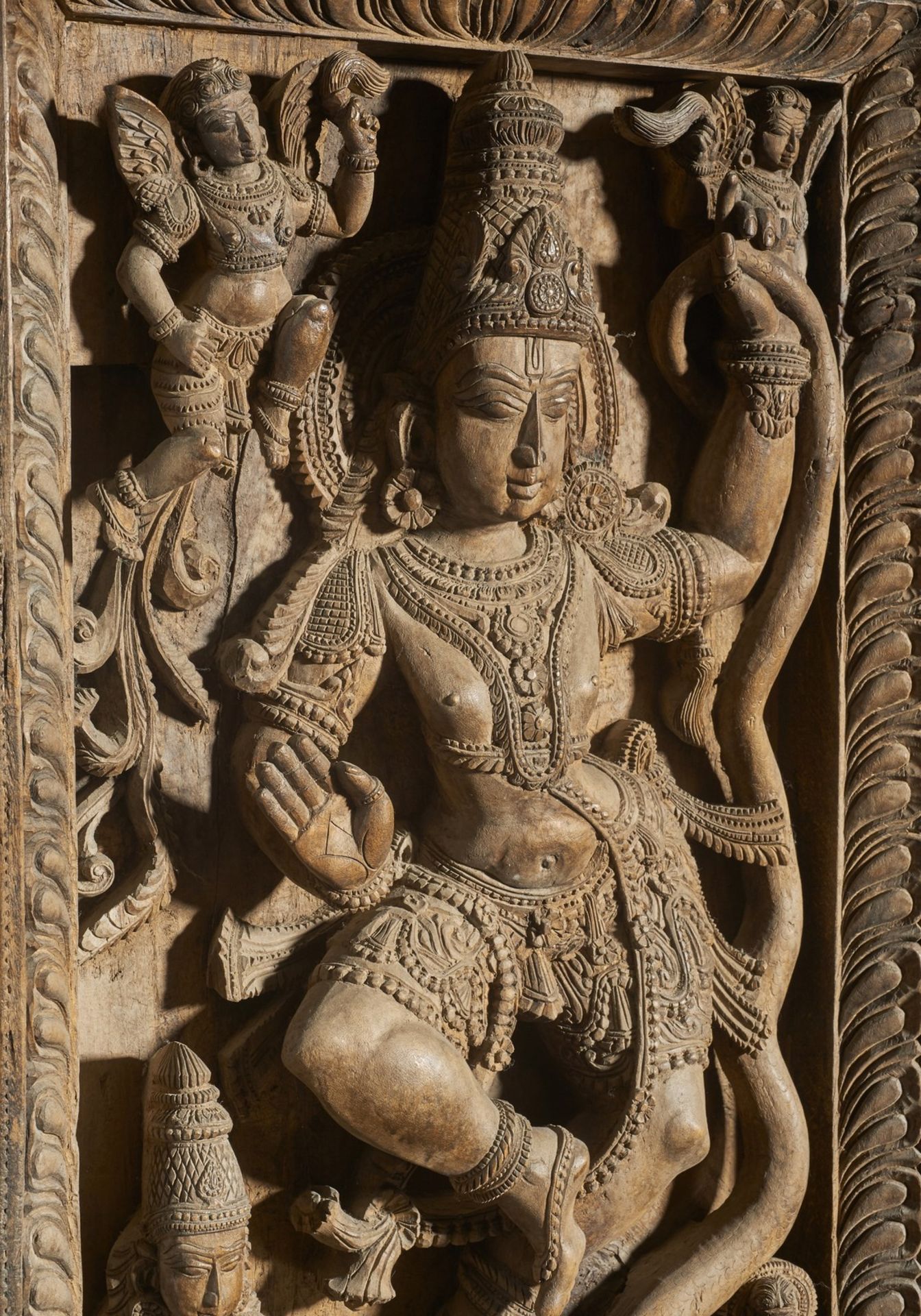 A large wooden carved frieze depicting a dancing deity Southern India, 19th century Cm 57,00 x 97, - Bild 3 aus 9