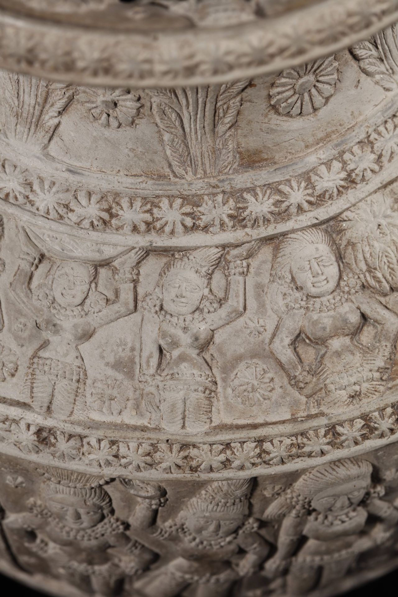 A Chandraketugarh terracotta vase (lota) with Yaksha and Yakshini India, West Bengal, Shunga period, - Bild 4 aus 7