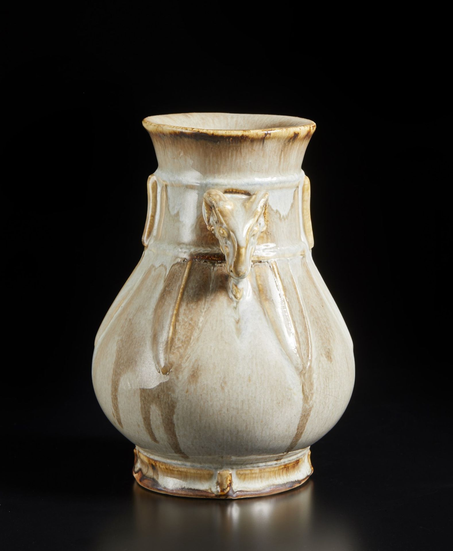 A framboise porcelain archaic style vase China, late 19th century Cm 12,00 x 17,00 - Bild 4 aus 6