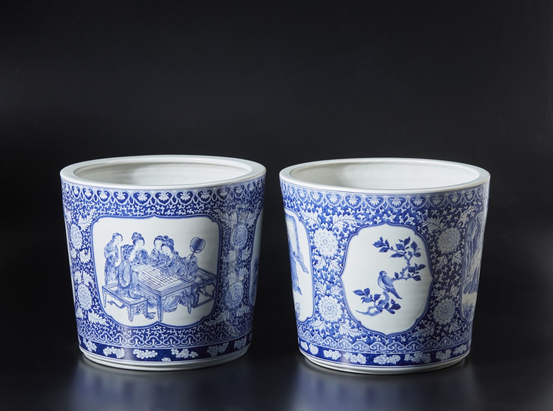 A pair of porcelain blue and white finely painted jardiniers China, 20th century Cm 36,50 x 32,00 - Bild 3 aus 3