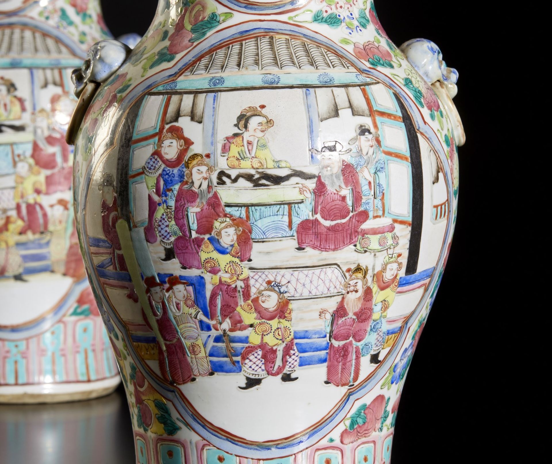 A pair of famille rose porcelain vases and covers decorated with characters China, Qing dynasty, - Bild 6 aus 6