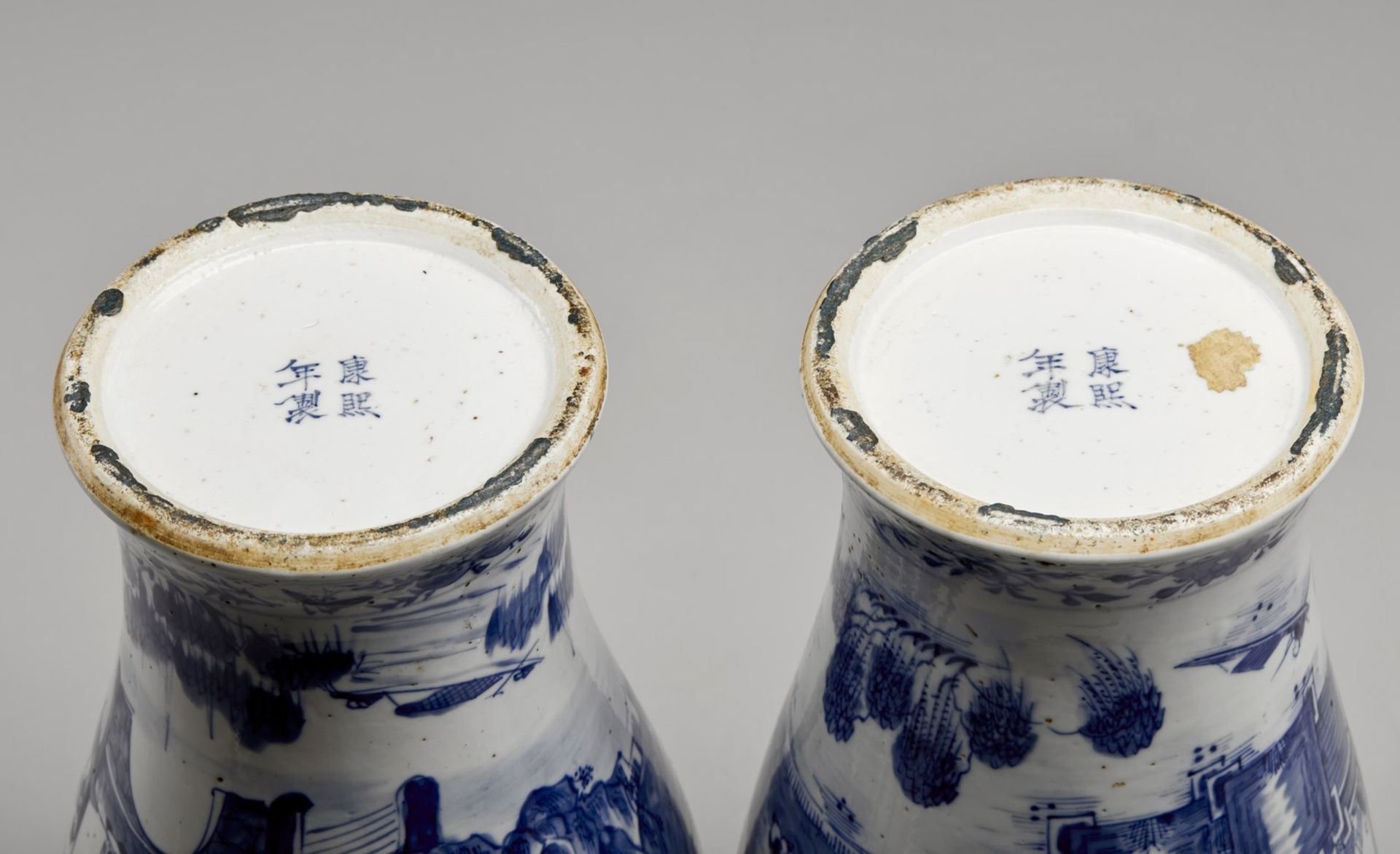 A pair of blue and white porcelain baluster vases bearing a four character mark at the base China, - Bild 3 aus 3