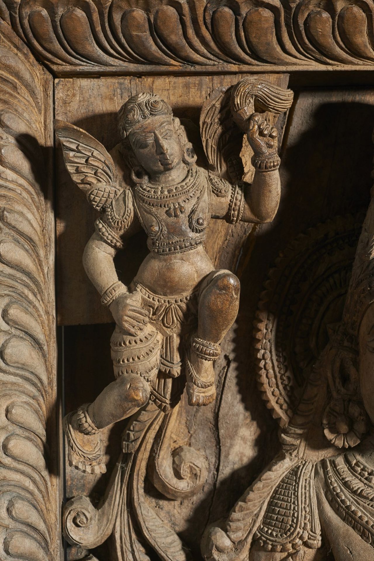 A large wooden carved frieze depicting a dancing deity Southern India, 19th century Cm 57,00 x 97, - Bild 7 aus 9