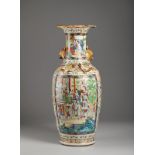 A large Canton porcelain vase China, Qing dynasty, 19th century Restored.Cm 64,00