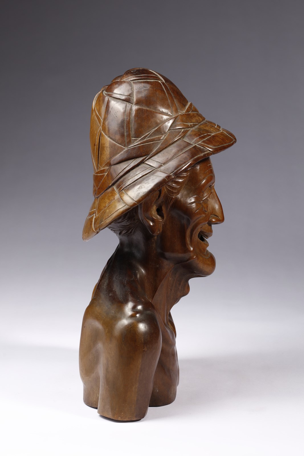 A fine wooden bust of a farmer Vietnam, 20th century Cm 24,00 x 38,00 - Image 2 of 3