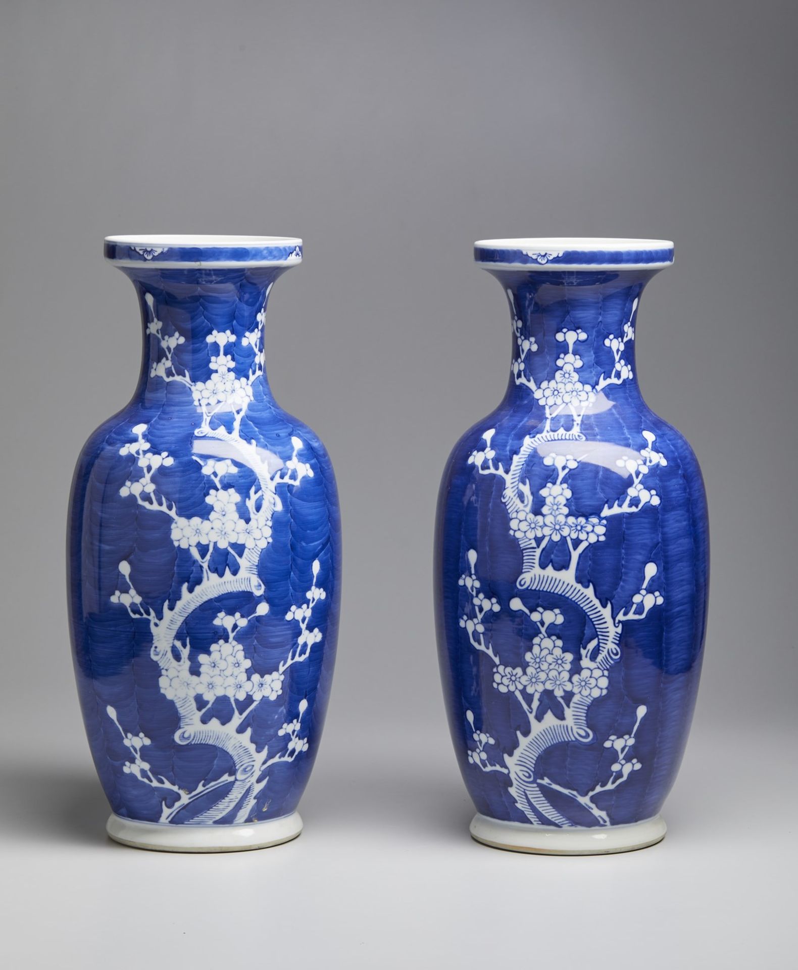 A pair of blue and white porcelain baluster vases China, 20th century Cm 15,00 x 47,00