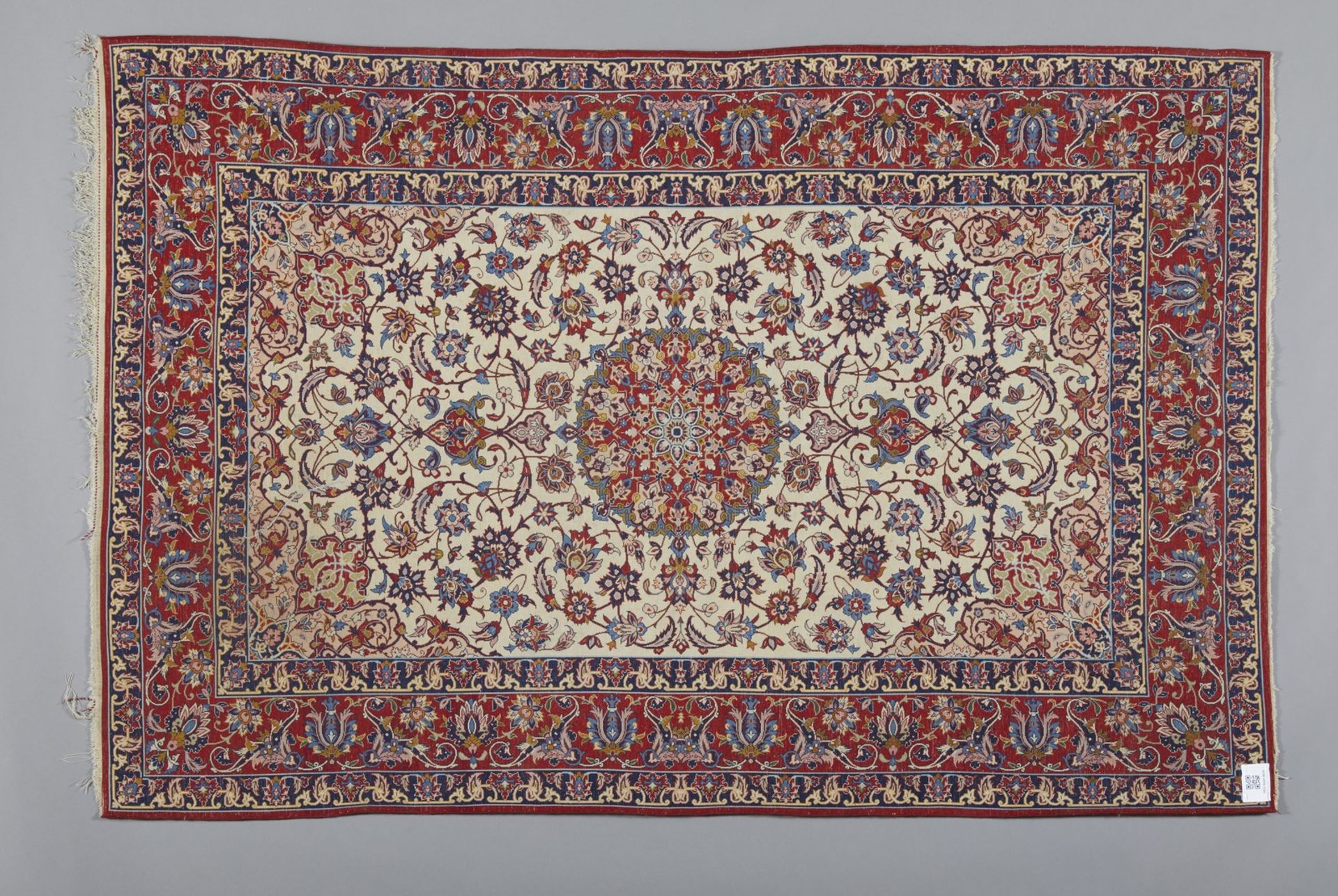 An Isfahan rug Persia, first half 20th century Cm 106,00 x 160,00 - Image 2 of 2