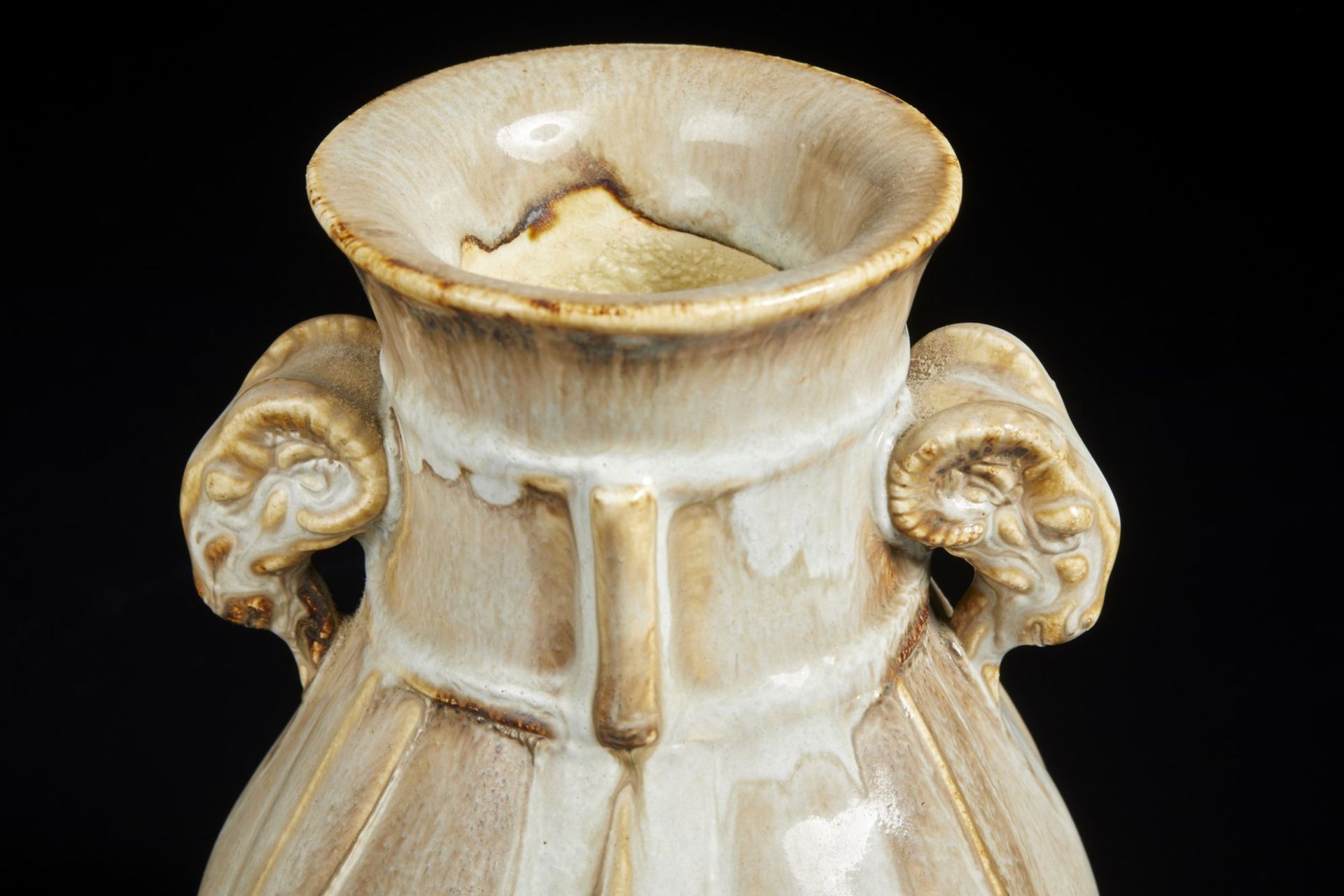 A framboise porcelain archaic style vase China, late 19th century Cm 12,00 x 17,00 - Bild 5 aus 6