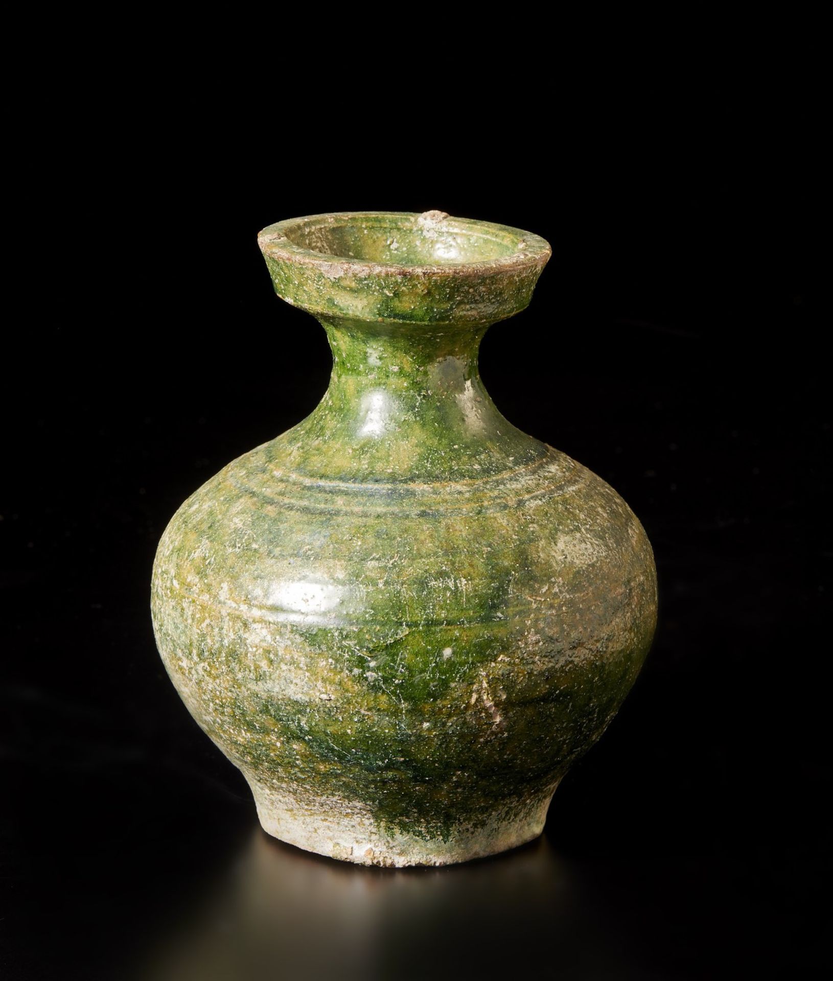 Two pottery vessels China, Ming dynasty, 15th century Including: A green glazed Han bottle vase - Image 5 of 6