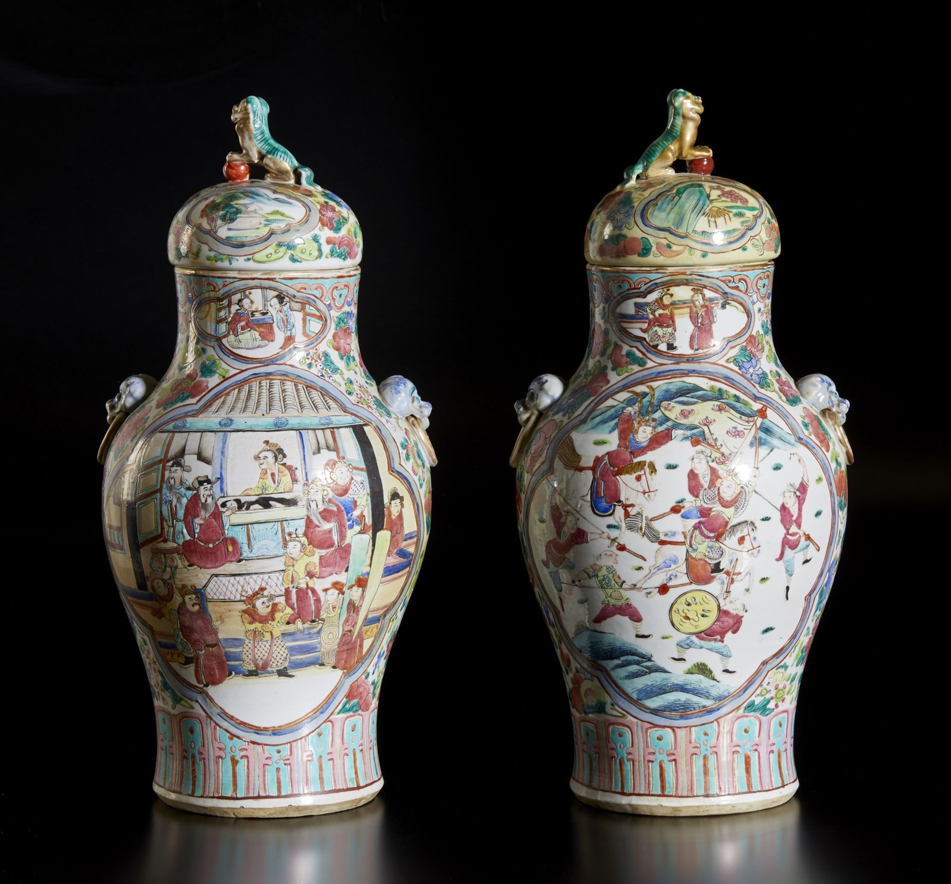 A pair of famille rose porcelain vases and covers decorated with characters China, Qing dynasty, - Bild 2 aus 6