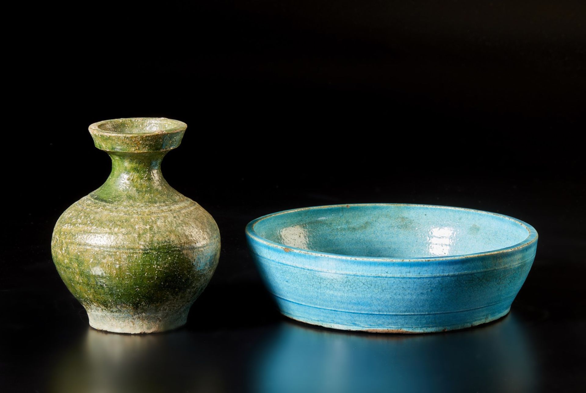 Two pottery vessels China, Ming dynasty, 15th century Including: A green glazed Han bottle vase - Image 2 of 6