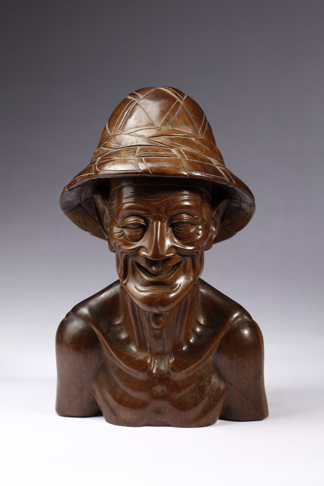 A fine wooden bust of a farmer Vietnam, 20th century Cm 24,00 x 38,00