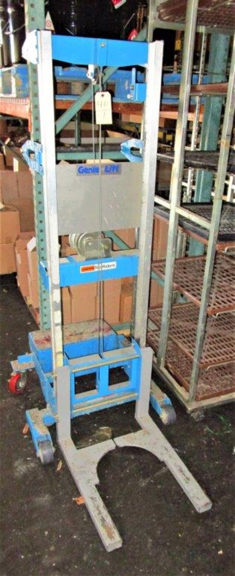 GENIE LIFT 800LB CAPACITY W COUNTER WEIGHT