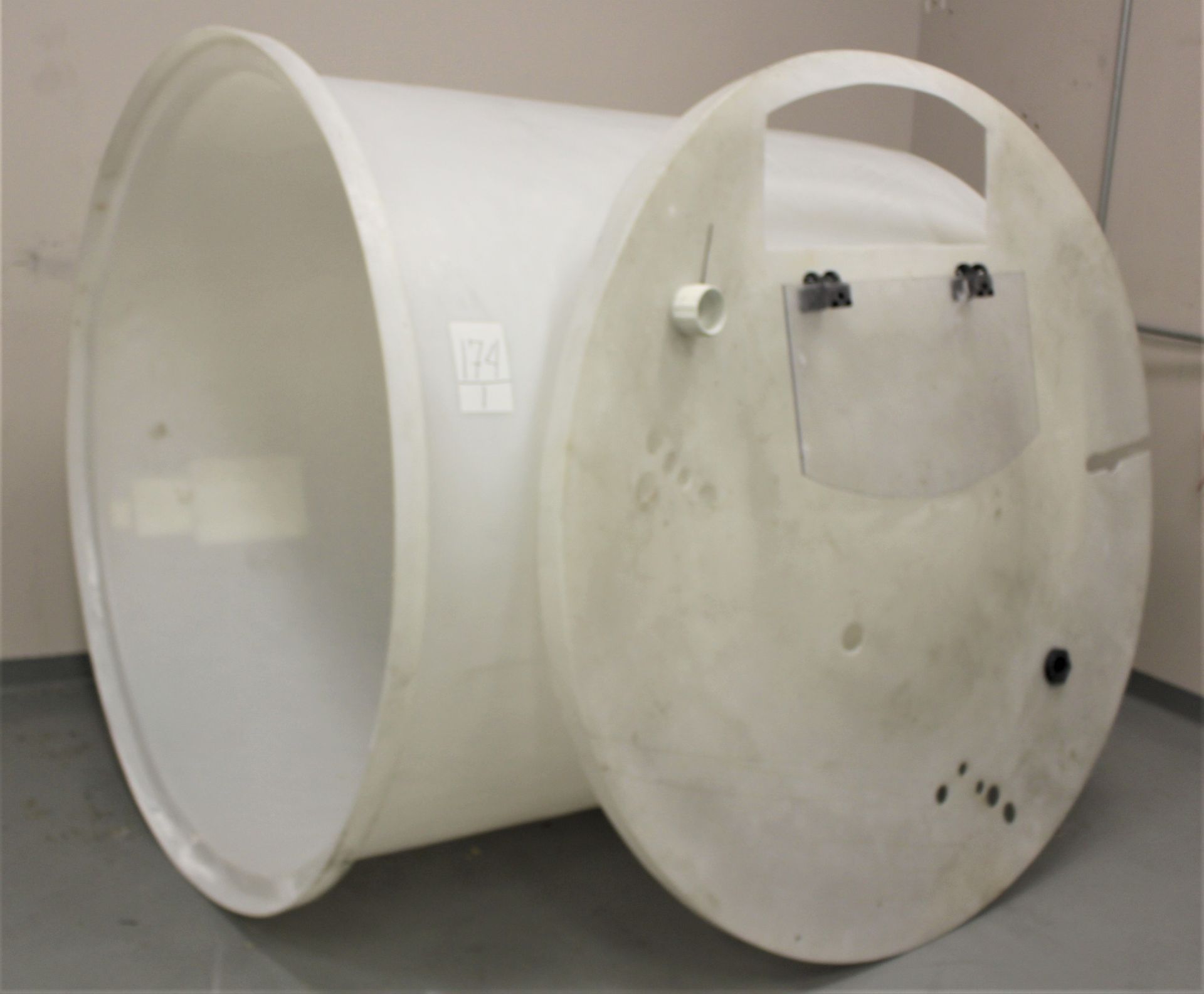 CHEMTAINER 2000 LITER CONE BASE TANK WITH OUTFLOW VALVE