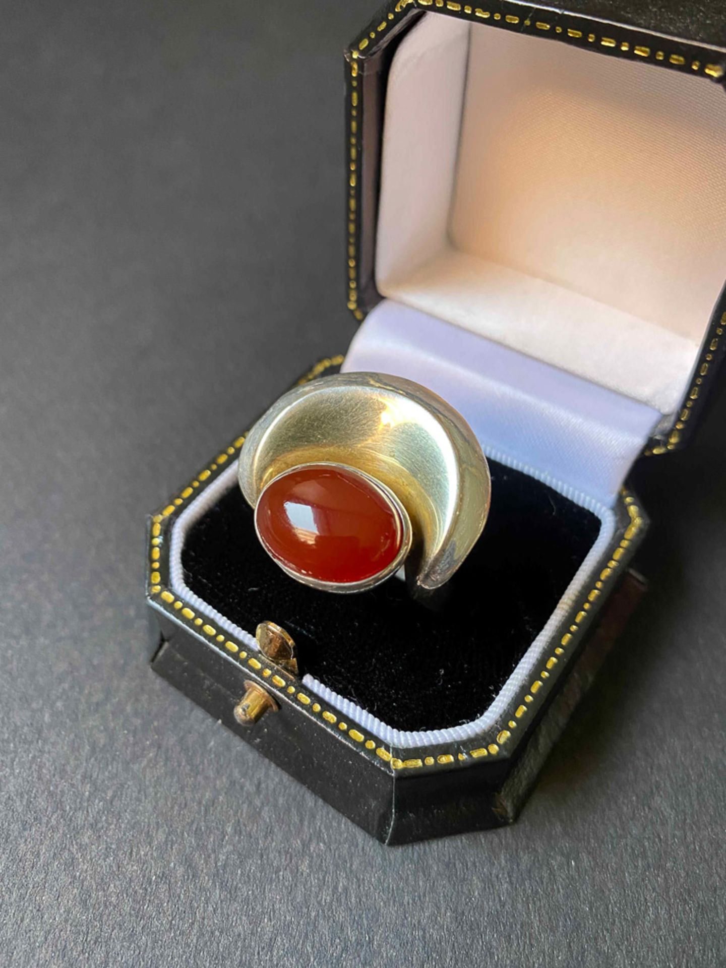 BAGUE EN ARGENT , VERMEIL ET CORNALINE