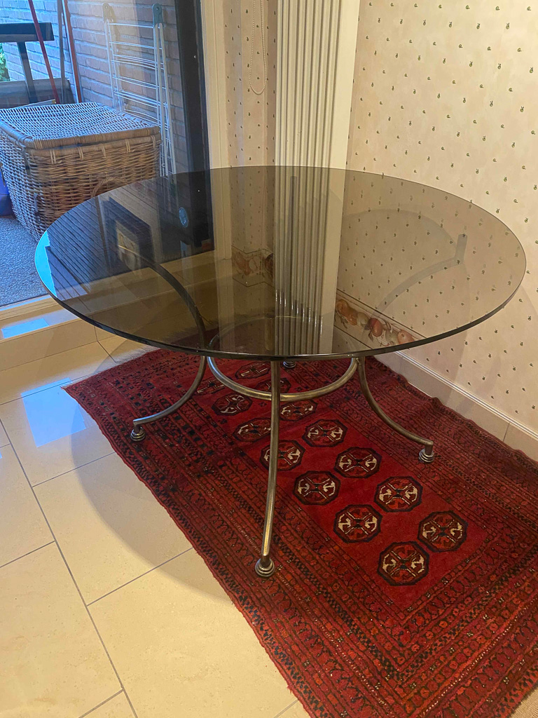 TABLE EN FER FORGÉ ET PLATEAU DE VERRE CIRCULAIRE