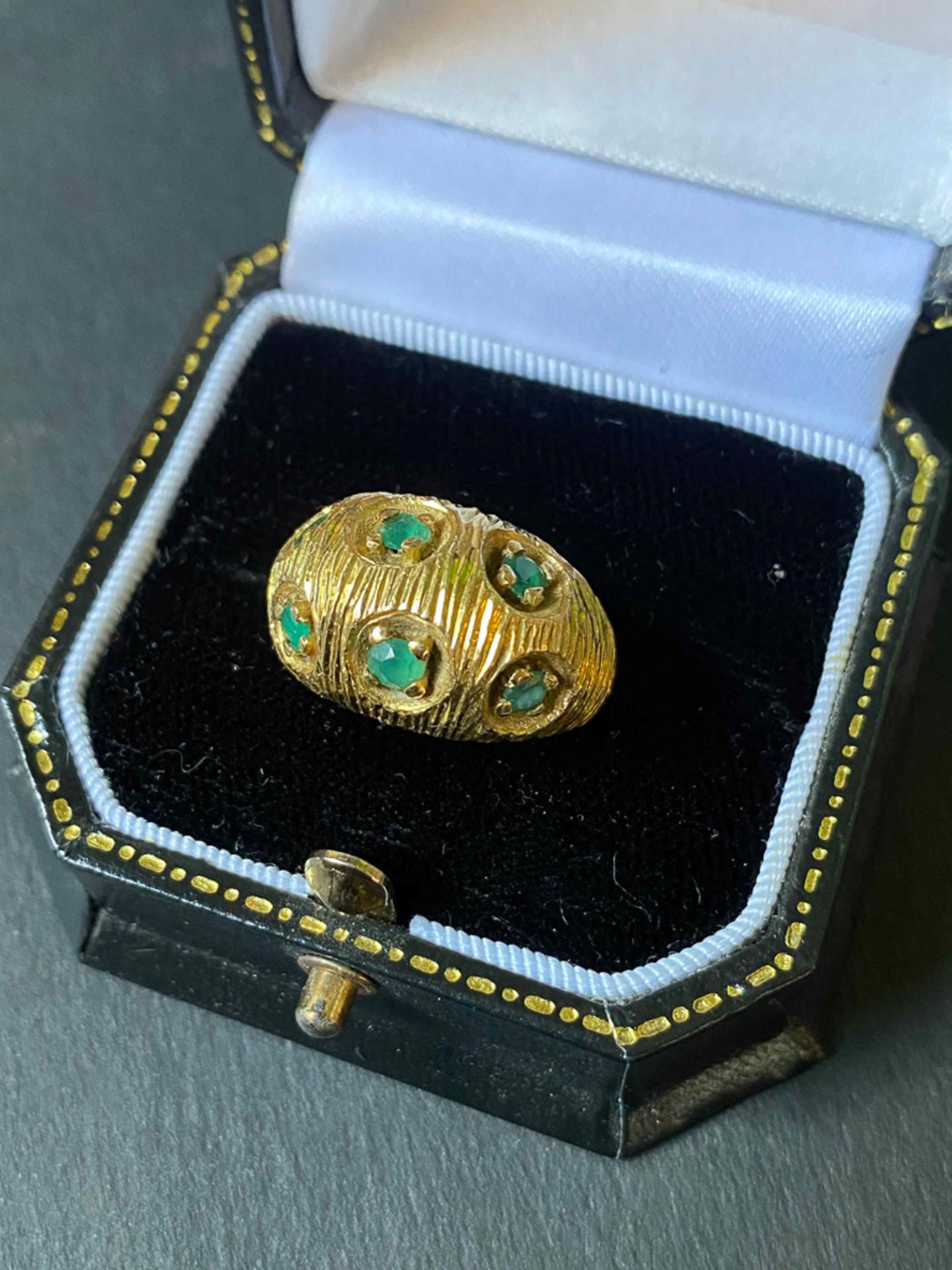 BAGUE VINTAGE EN OR JAUNE ET ÉMERAUDES