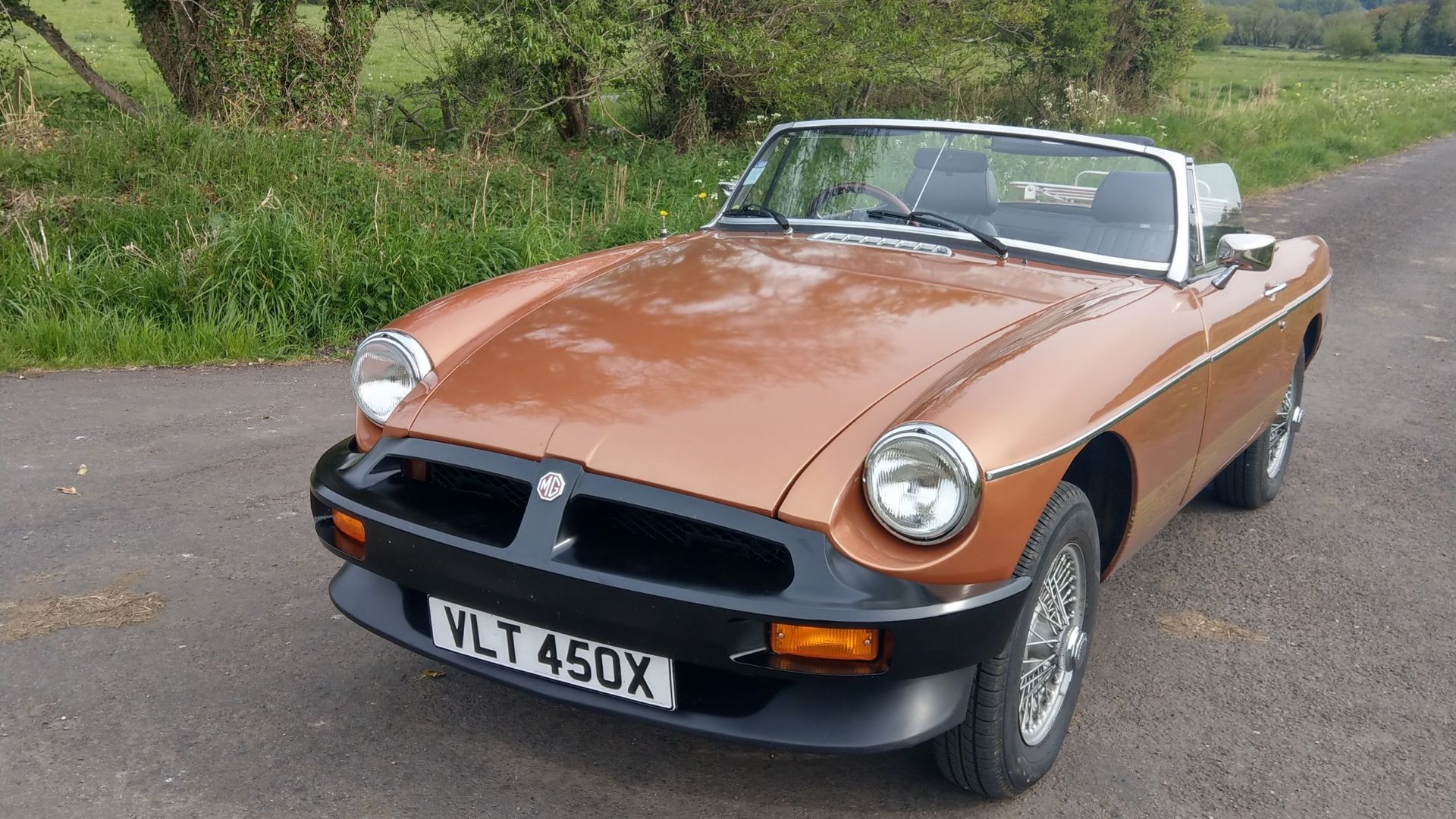 1981 MG B LE Roadster Registration number VLT 450X Metallic bronze with black leather interior One - Image 4 of 8