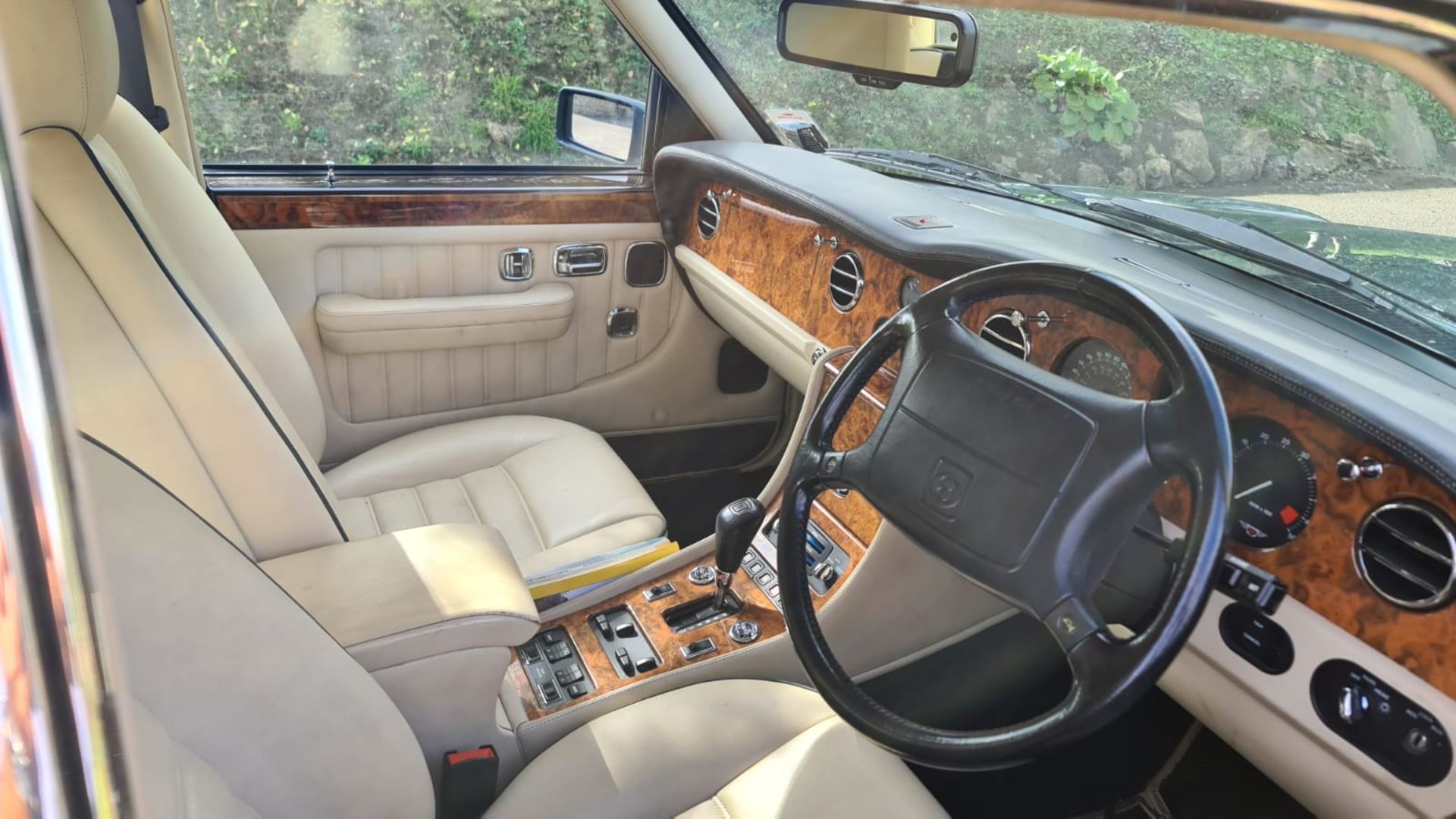 1996 Bentley Turbo R Registration number N637 PYP Green with piped magnolia hide and sheepskin - Image 10 of 15