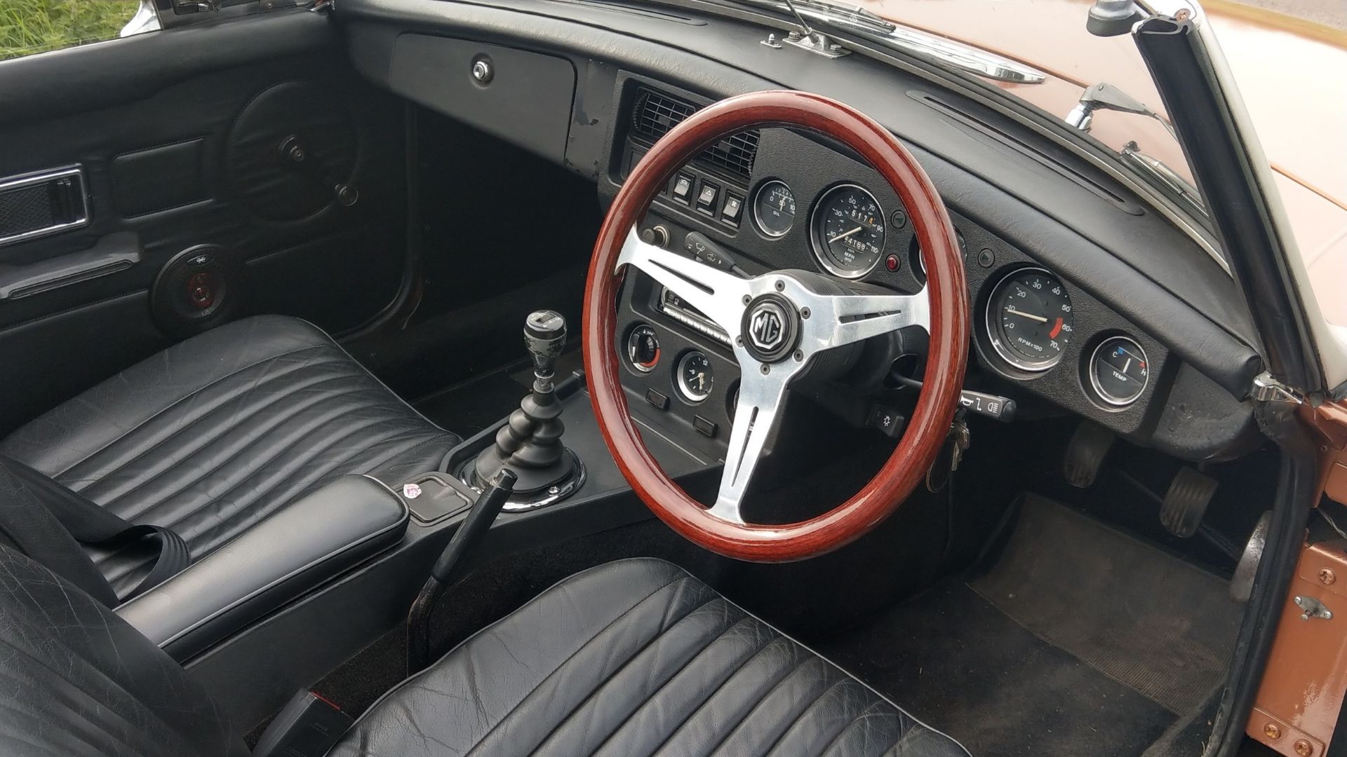 1981 MG B LE Roadster Registration number VLT 450X Metallic bronze with black leather interior One - Image 6 of 8