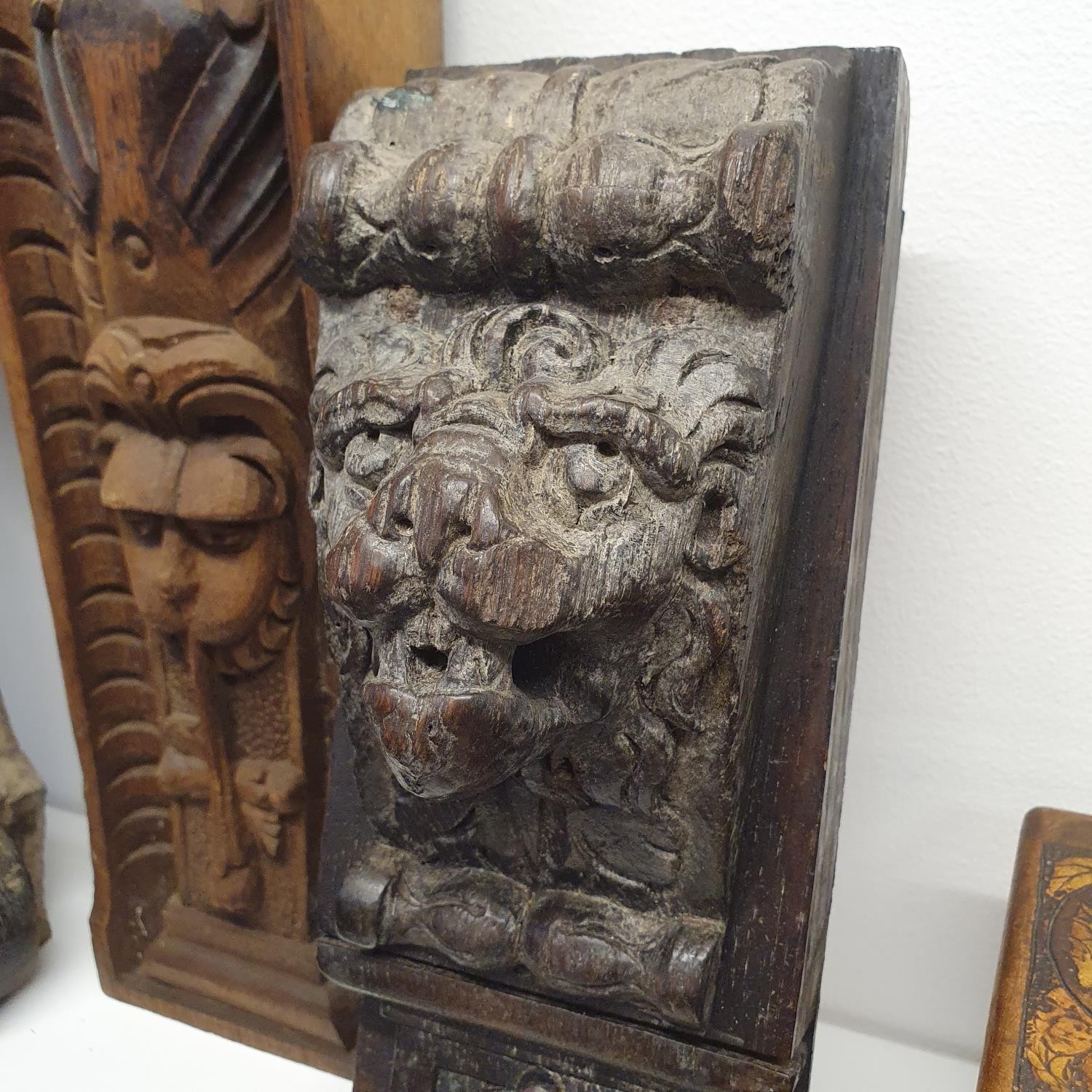 A pair of carved moldings, decorated lions, and assorted treen (box) - Bild 4 aus 5