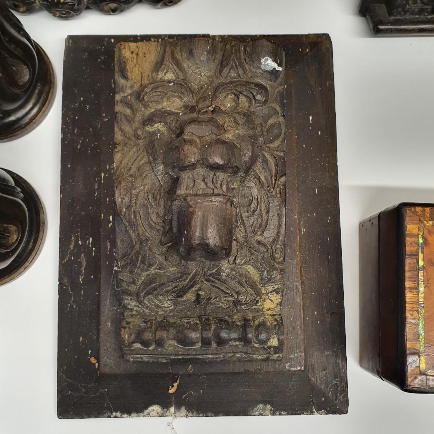 A pair of carved moldings, decorated lions, and assorted treen (box) - Bild 3 aus 5