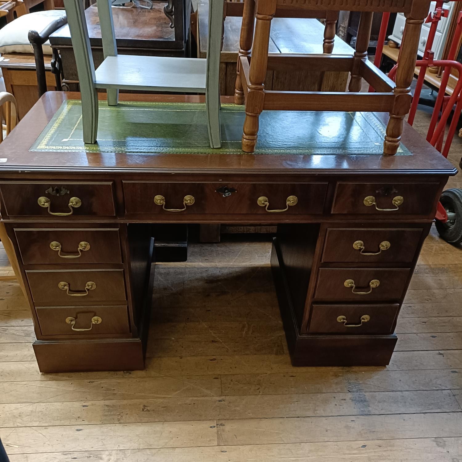 A large modern pin chest, a mahogany pedestal desk, assorted furniture and other items (qty) - Bild 2 aus 6