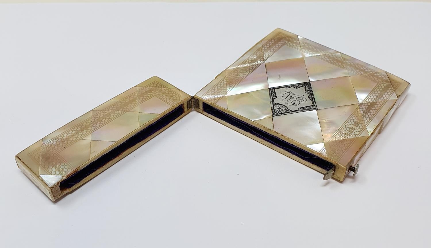 A 19th century mother of pearl card case, 7 cm wide - Image 3 of 3