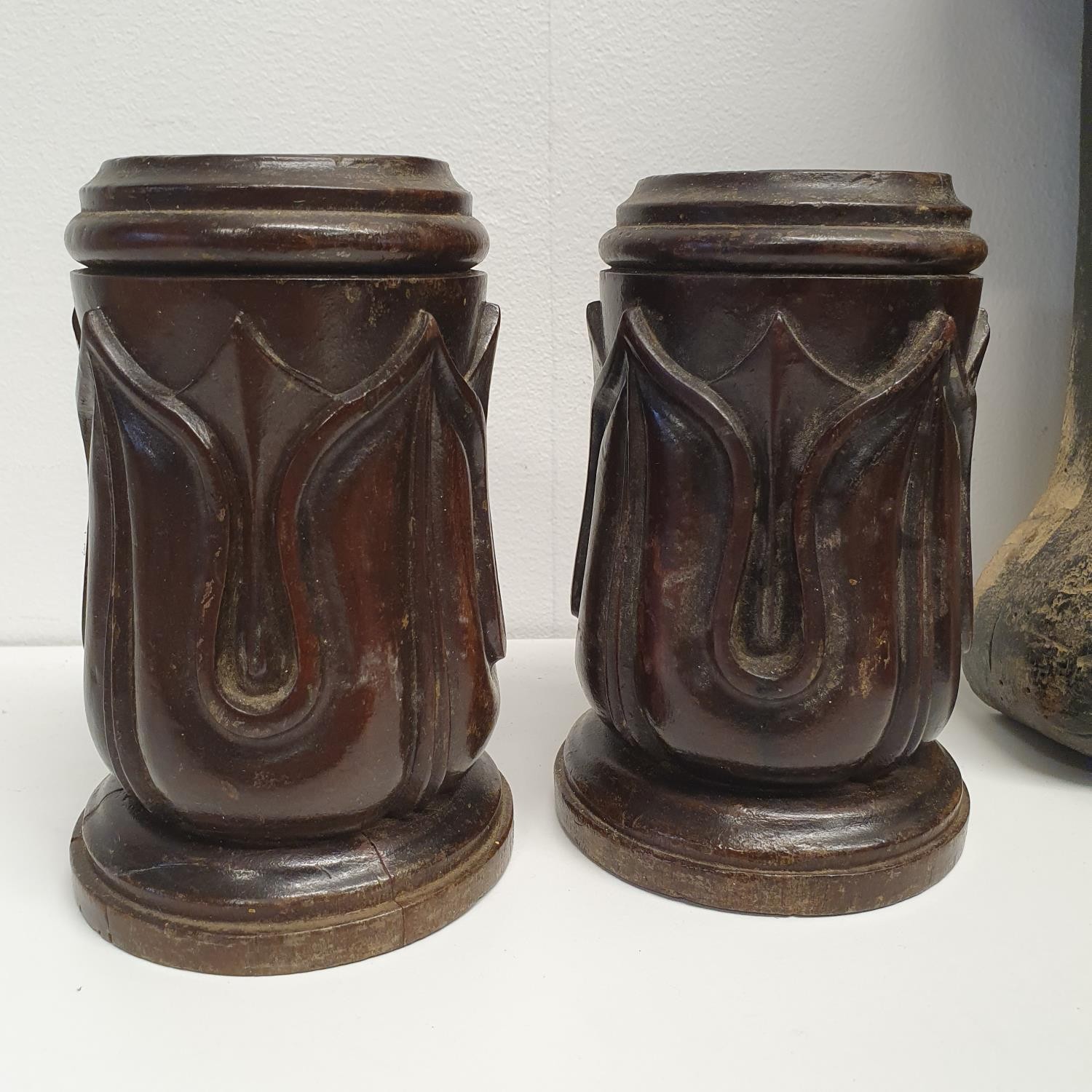 A pair of carved moldings, decorated lions, and assorted treen (box) - Bild 5 aus 5