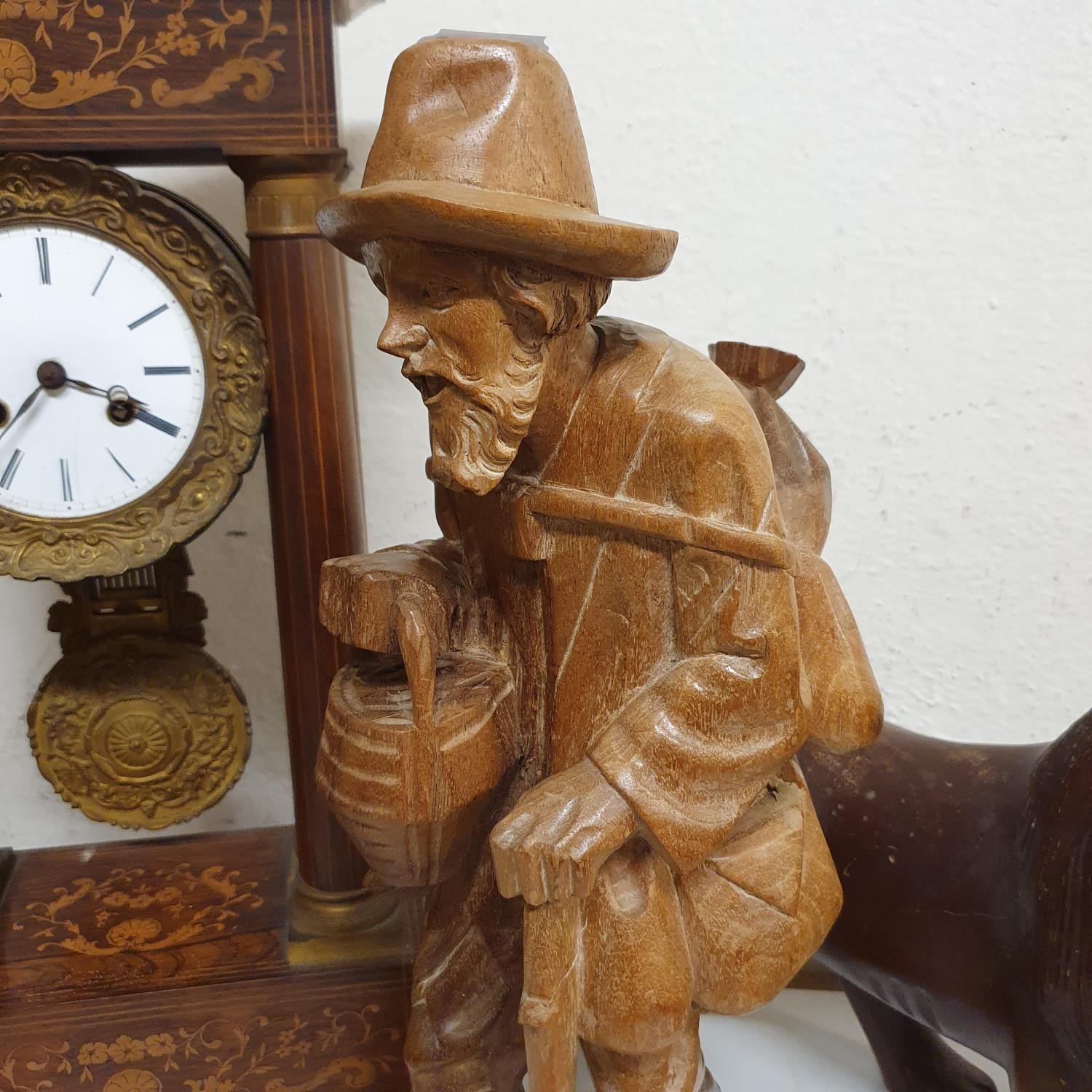 A portico clock, in a rosewood case, 50 cm high, a carved figure of a man, 47 cm high, and a - Bild 3 aus 5