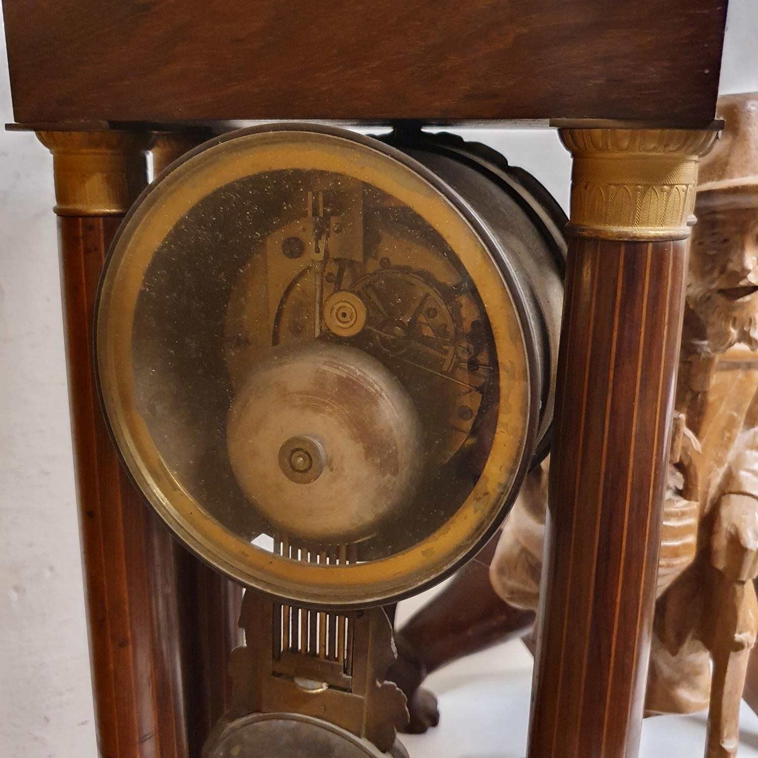 A portico clock, in a rosewood case, 50 cm high, a carved figure of a man, 47 cm high, and a - Bild 5 aus 5