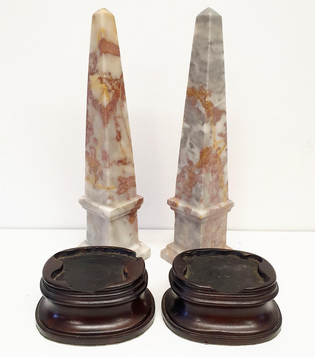 A pair of pink marble obelisks, 33 cm high, and a pair of wooden stands (4) - Image 2 of 3