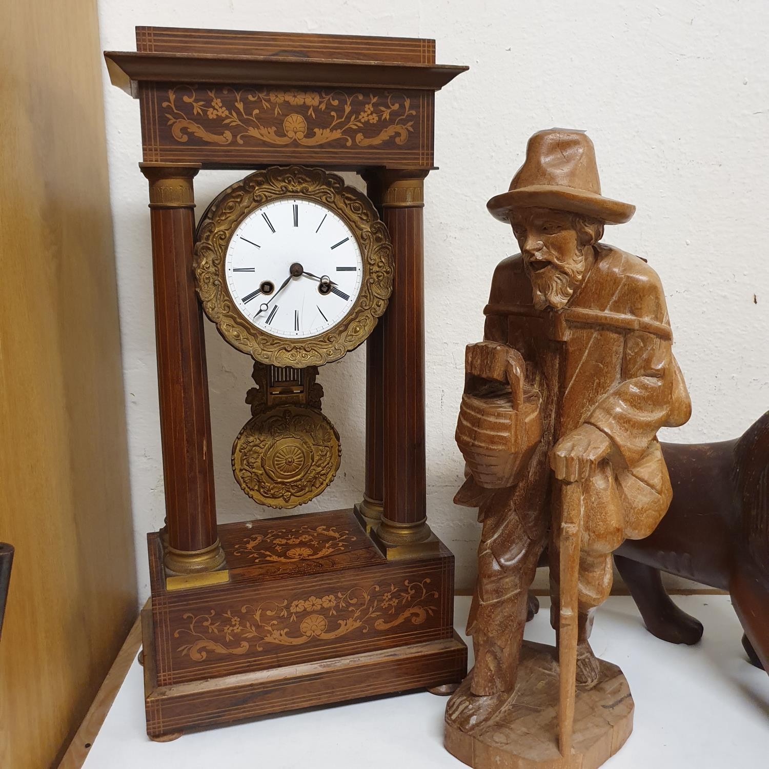 A portico clock, in a rosewood case, 50 cm high, a carved figure of a man, 47 cm high, and a - Bild 4 aus 5