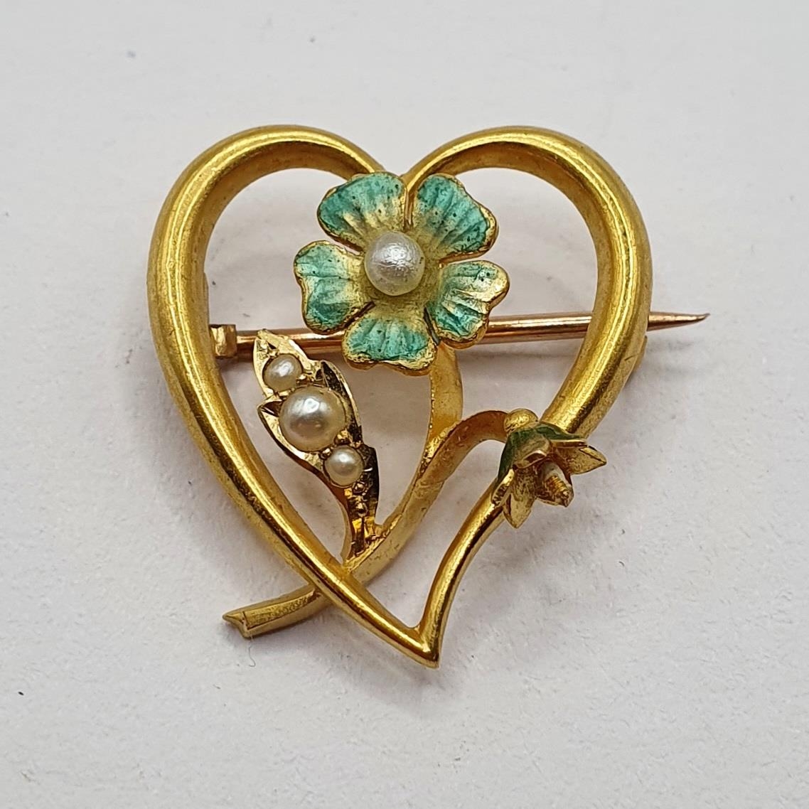 A 15ct gold, seed pearl and enamel heart shaped brooch, lacks a seed pearl, 2.4 g (all in)