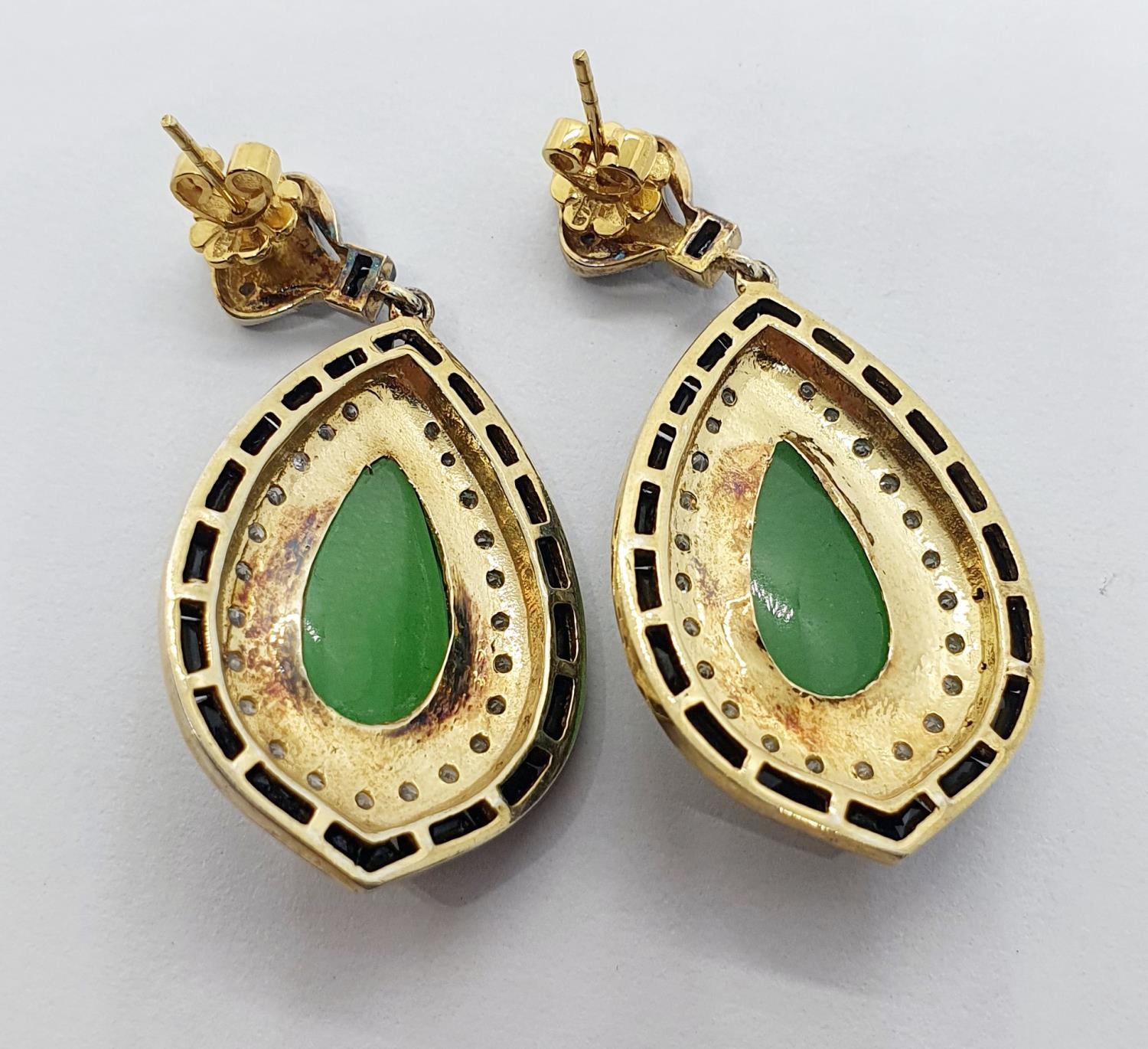 A pair of 9ct gold, jadeite and diamond drop earrings - Bild 2 aus 3