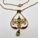 An Art Nouveau 9ct gold, seed pearl and peridot necklace, 4.9 g (all in)