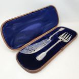 A Victorian silver fiddle and thread pattern fish slice and fork, London 1863, cased, 8.9 ozt