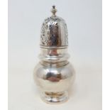 An Edward VII silver sifter, London 1905, 7.1 ozt Provenance: From a large single owner collection