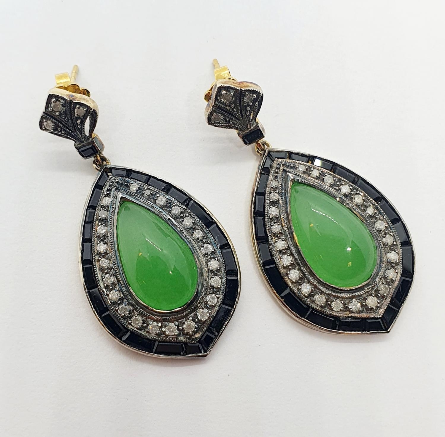 A pair of 9ct gold, jadeite and diamond drop earrings - Bild 3 aus 3