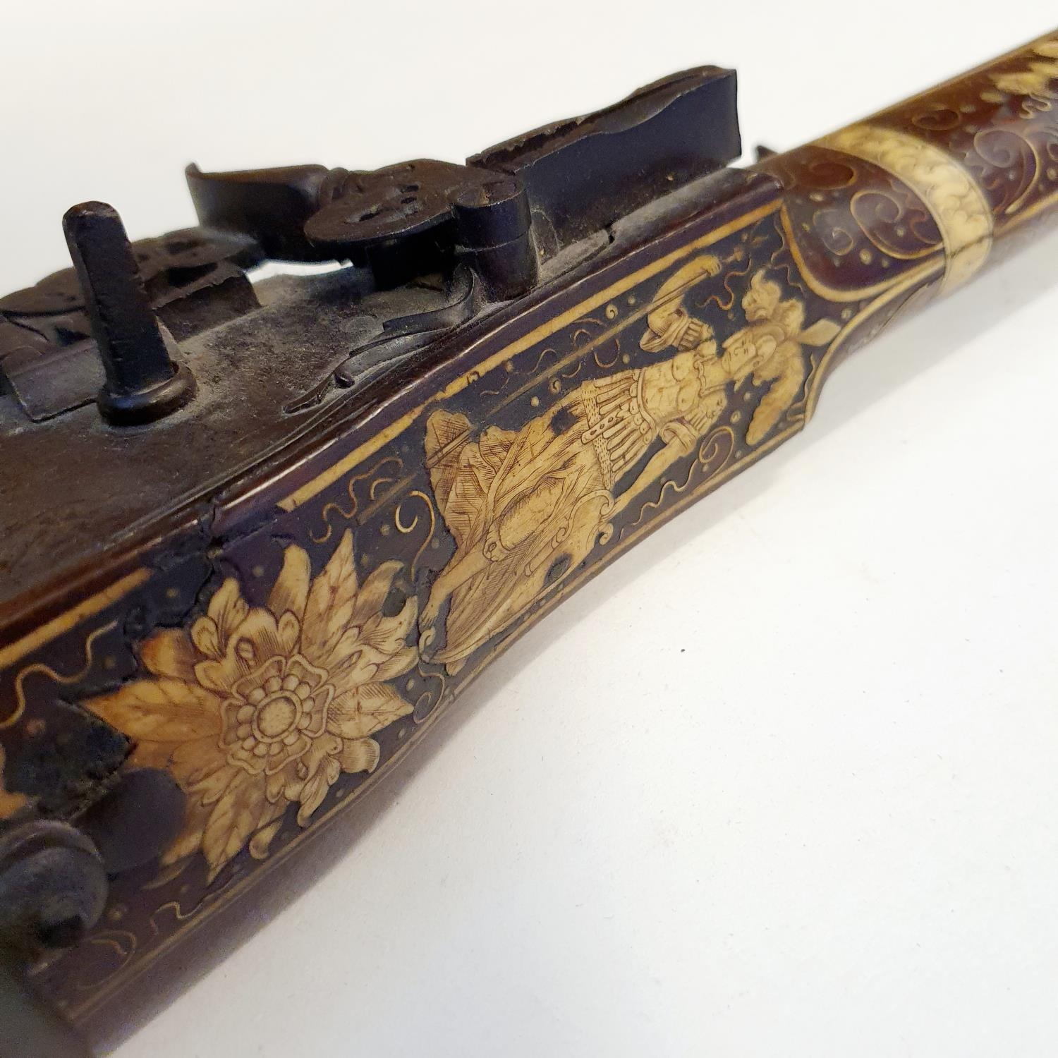 A fine 17th century German wheel lock rifle, having an octagonal barrel of approx. 18 mm and - Image 8 of 20