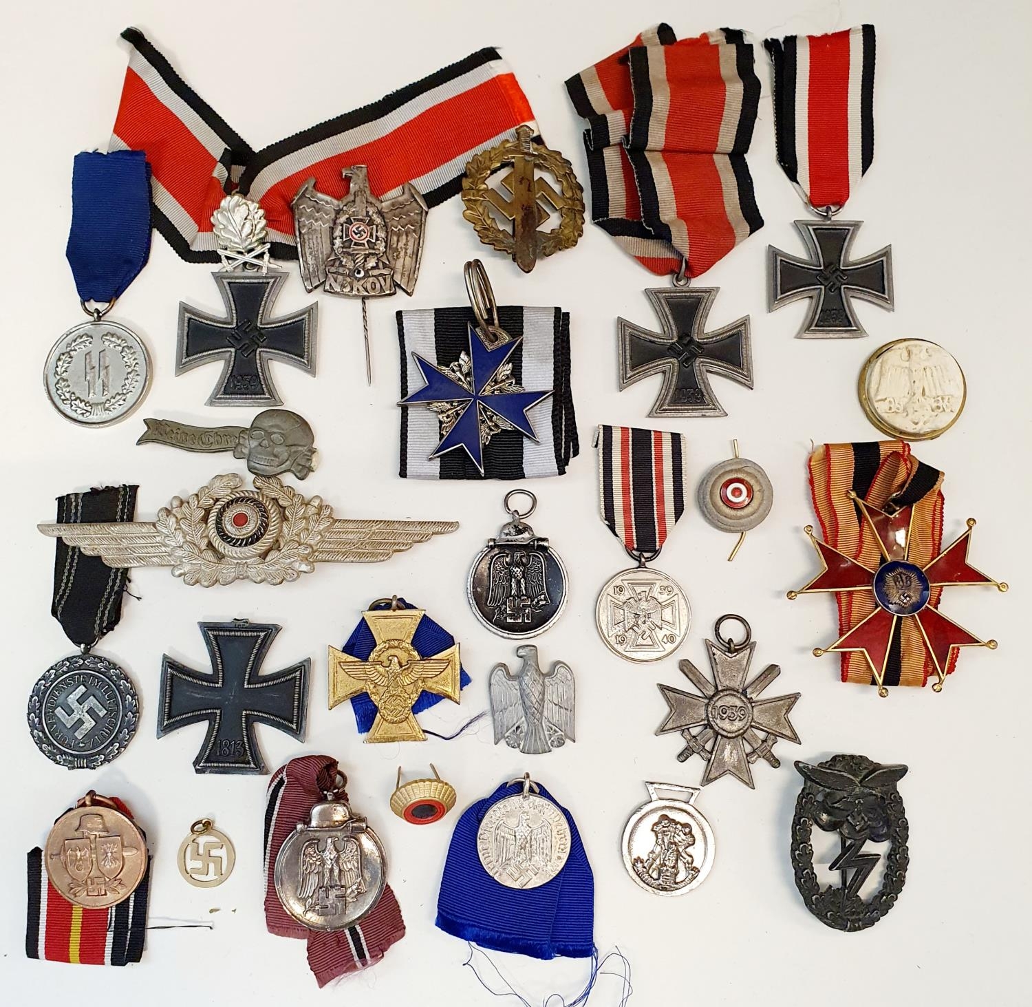 Assorted German WWII and later items of militaria