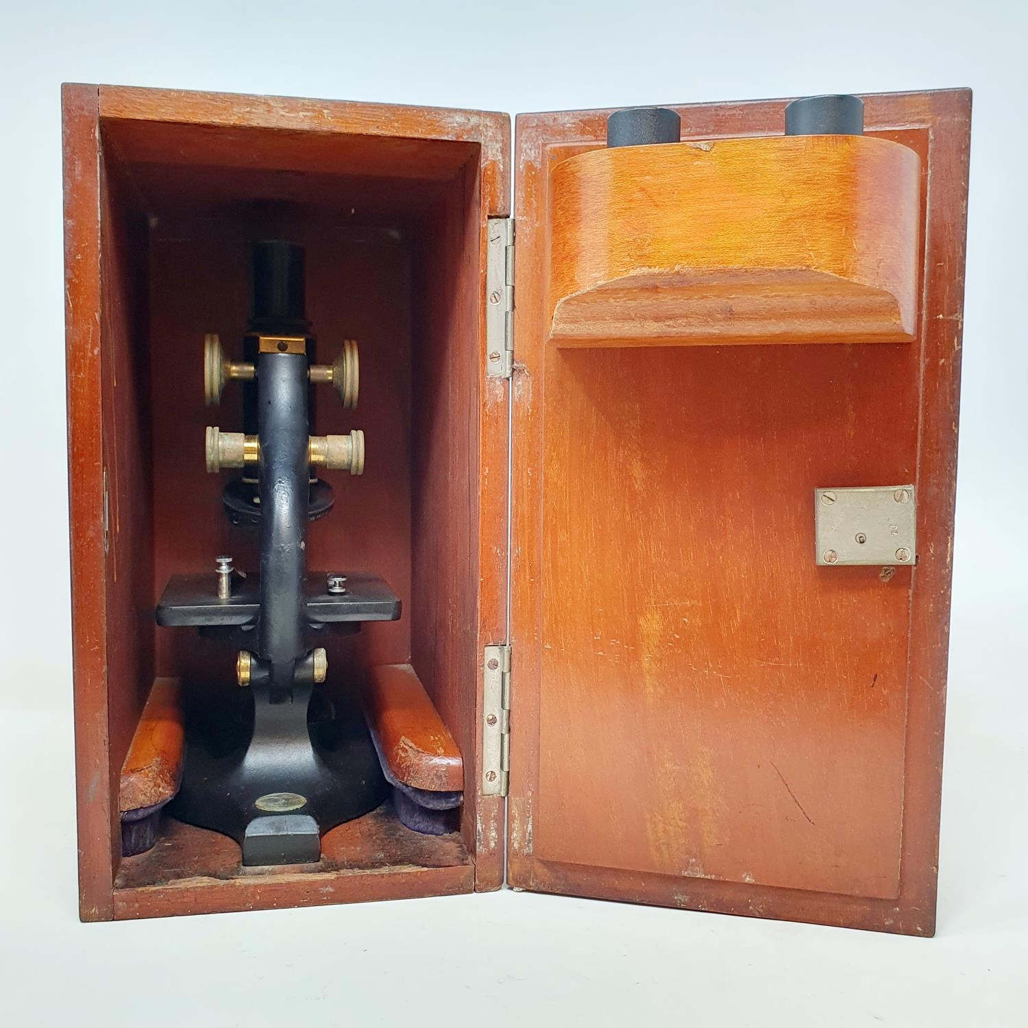 An early 20th century student's microscope, in an oak case - Image 4 of 5