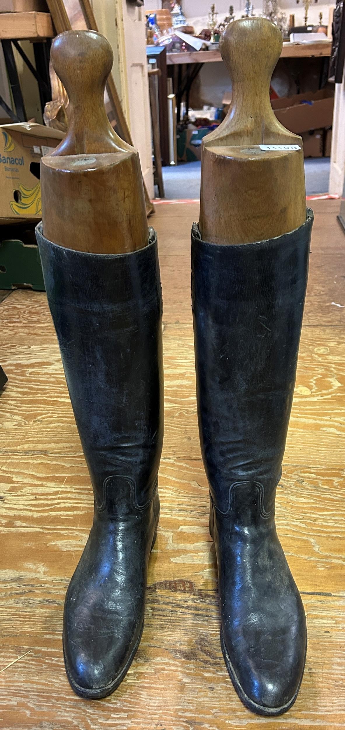 A pair of leather riding boots, with trees (2) Length of foot of boot tree: 29.5 cm - Image 2 of 2