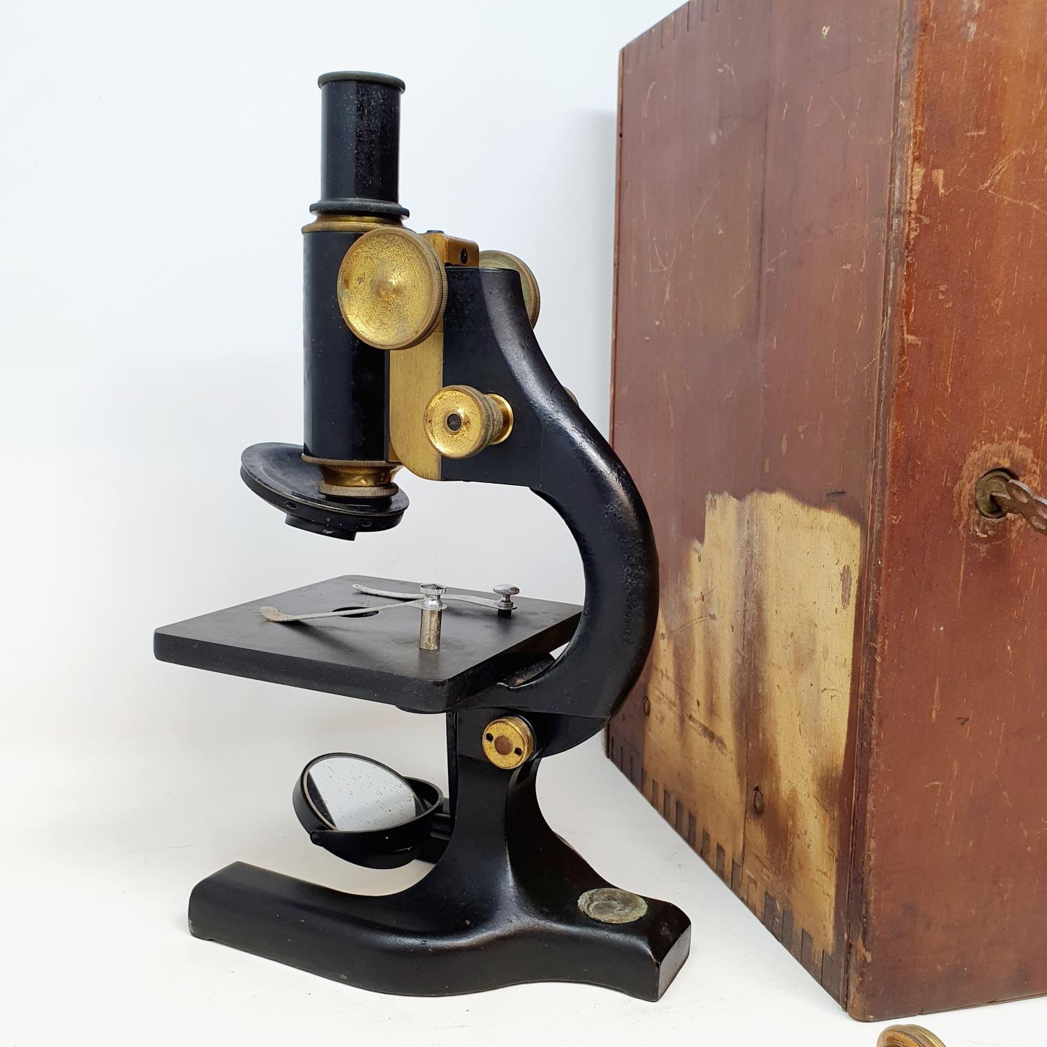 An early 20th century student's microscope, in an oak case - Image 3 of 5