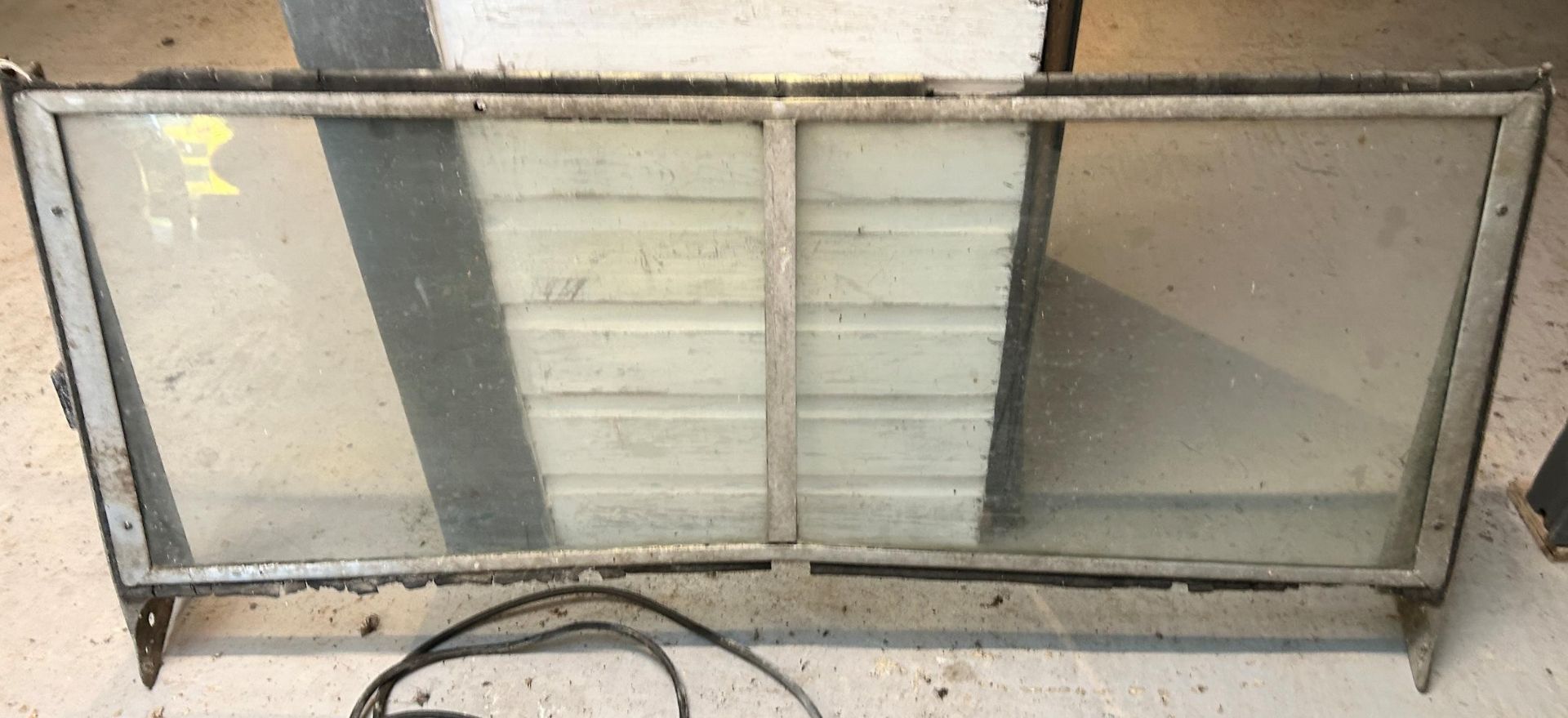 A Gordon windscreen, approx. 117 cm wide Being sold without reserve