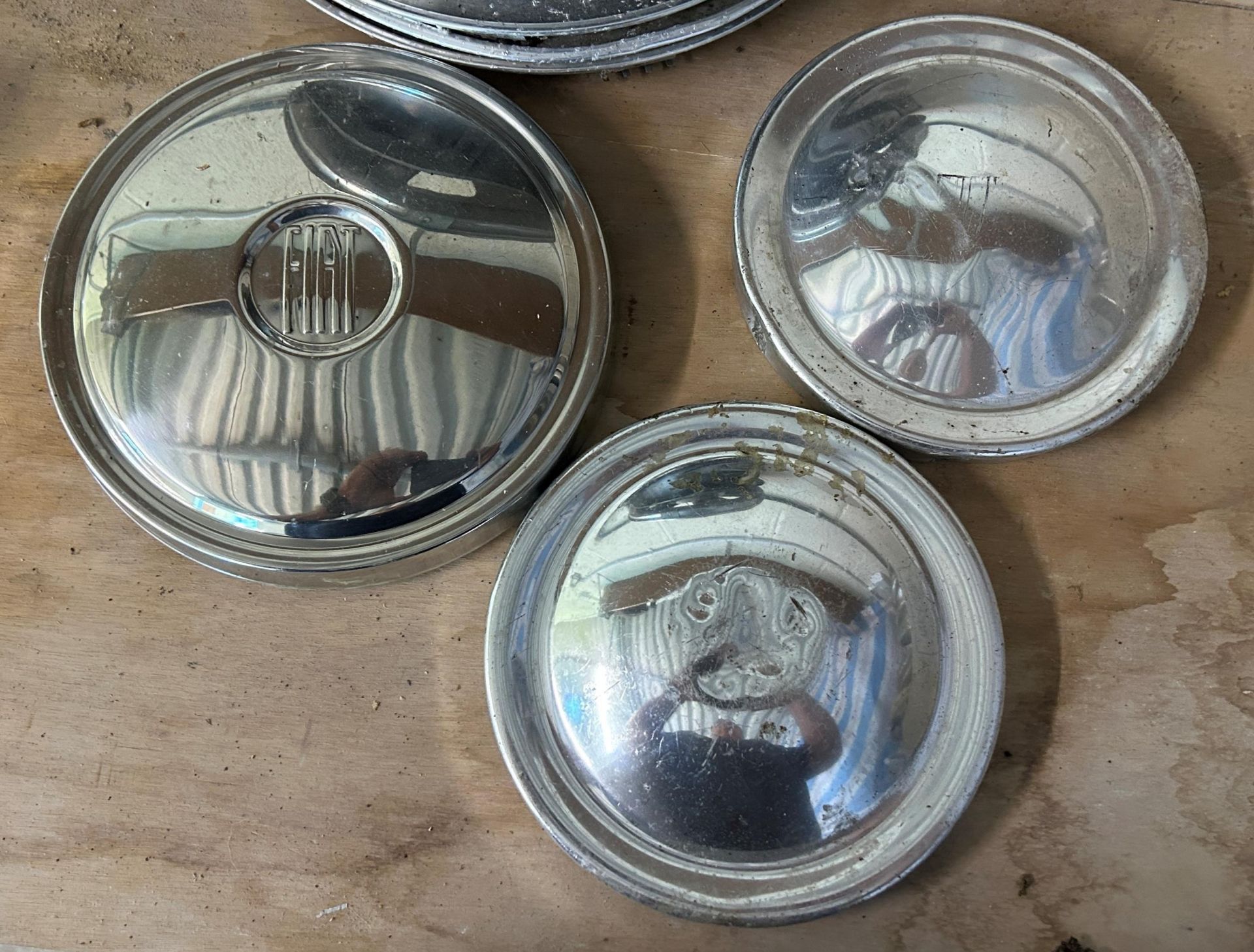 A group of assorted hub caps Being sold without reserve - Image 2 of 2