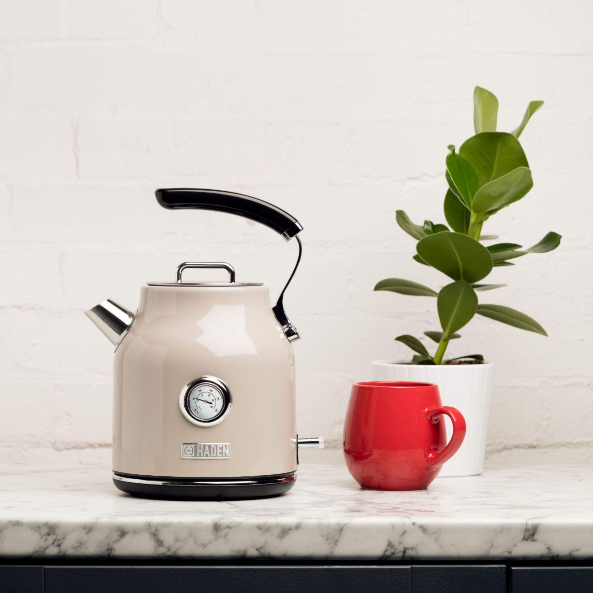 RRP-£17 Geepas 1500W Illuminating Electric Glass Kettle | Boil Dry Protection & Auto Shut Off | 1.8L