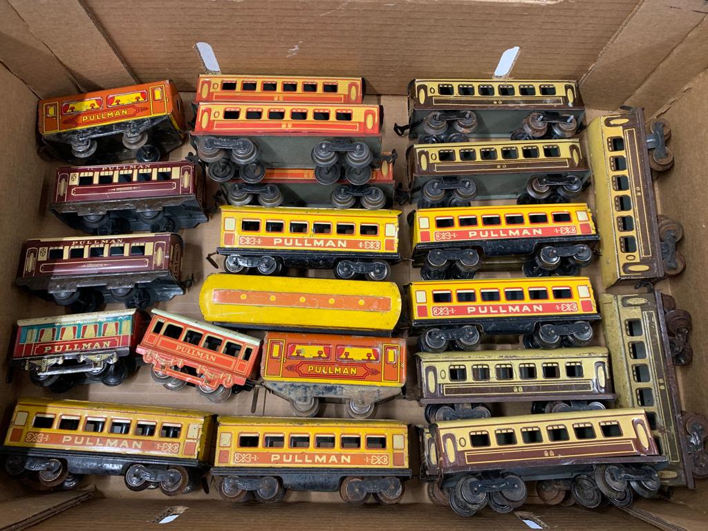 chad valley and others light tin plate 0 gauge passenger carriages, 22 in total condition 4 975